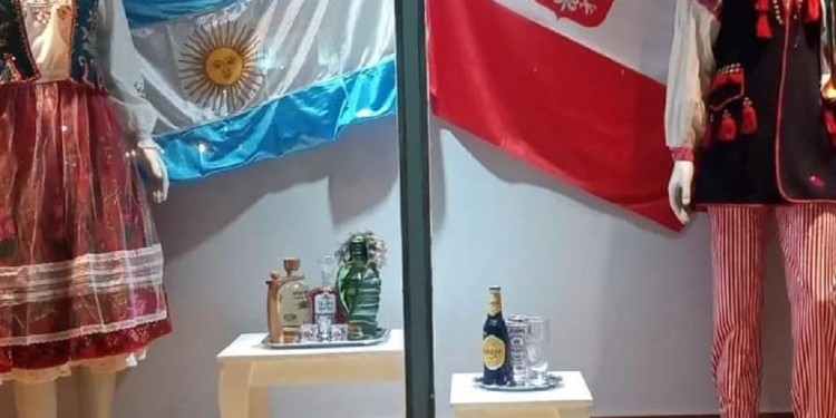 El orgullo polaco se exhibe en las vidrieras de Apóstoles