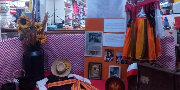 El orgullo polaco se exhibe en las vidrieras de Apóstoles