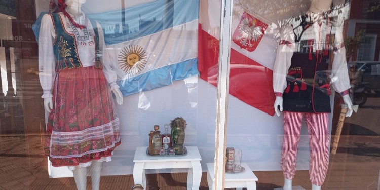 El orgullo polaco se exhibe en las vidrieras de Apóstoles