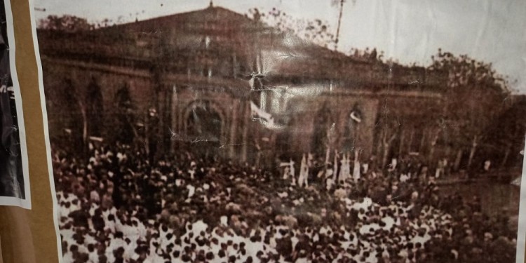 El orgullo polaco se exhibe en las vidrieras de Apóstoles