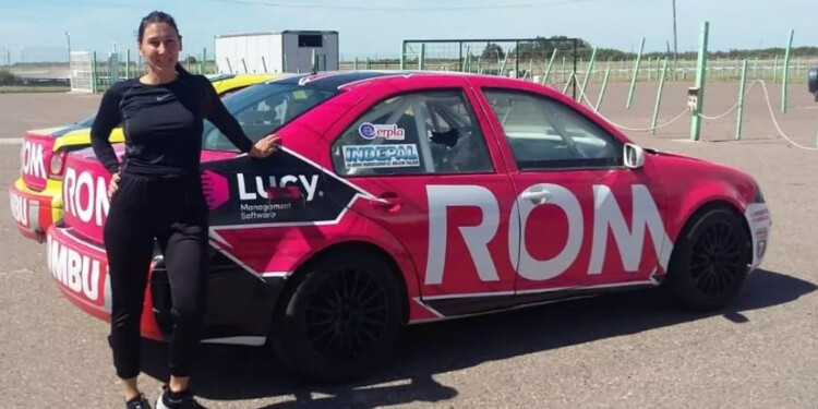 PREPARADA. Leticia Ponce de León junto al auto con el que saldrá a pista el próximo fin de semana en el Rosamonte, con la llegada del TC Mouras.