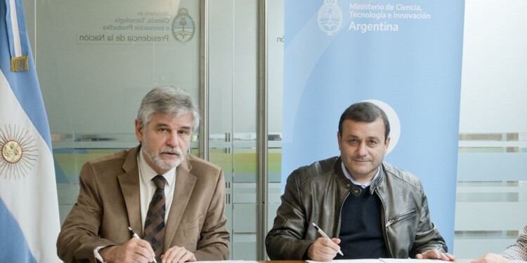 Daniel Filmus y Oscar Herrera Ahuad durante la firma del convenio este lunes.