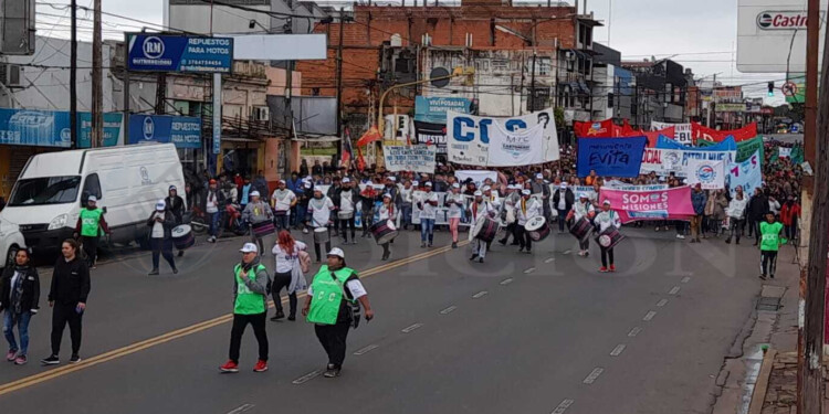 SÉPTIMA MARCHA. Los “Cayetanos” caminaron ayer por la avenida Uruguay hasta la intersección de Mitre.