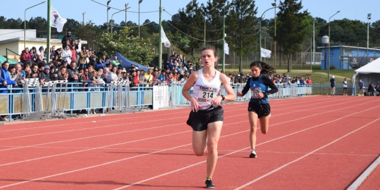 LA Nº 1. Mariana Vier protagonizó una nuevo día histórico y en una final para el infarto se alzó con la dorada en los 1500 metros. (Fotos Prensa Nacional U23).
