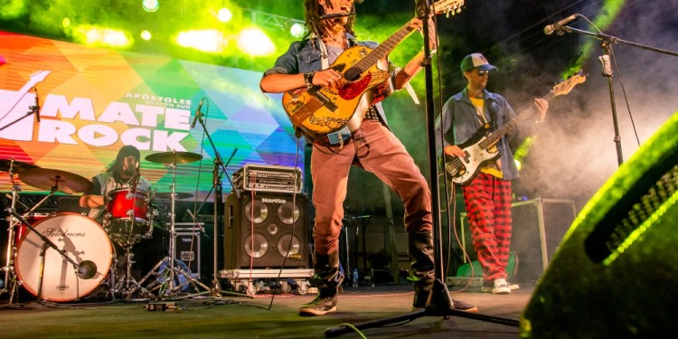 REGIÓN SUR. Artistas en el escenario que los vio actuar en la instancia realizada en la ciudad de Apóstoles.