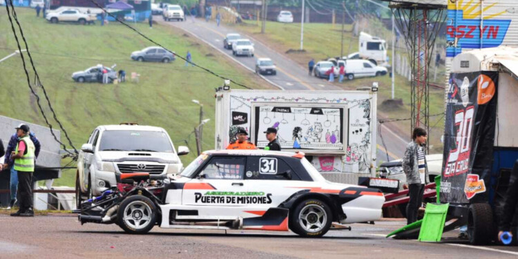 ULTIMANDO DETALLES. Los equipos van dejando los autos a punto para esta nueva fecha del Misionero de Pista.