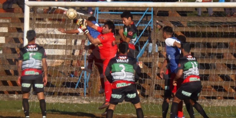 SEGURO. El arquero Ortiz (Unión Cultural) con los puños despeja la bocha. (Foto gentileza C.Reble).
