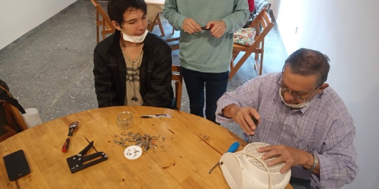 Un taller para compartir conocimiento y aprender a reparar las cosas para reutilizarlas