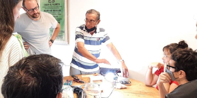 Un taller para compartir conocimiento y aprender a reparar las cosas para reutilizarlas