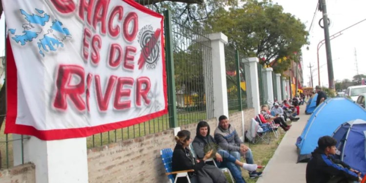 LOCURA. Por más de una semana, los simpatizantes del fútbol acamparon en las afueras del estadio de Sarmiento para poder hoy conseguir una entrada. (Fotos Diario Norte).