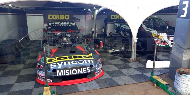 ESPERA PARA SER PROTAGONISTA. El Chevrolet del misionero Rudi Bundziak en boxes del Rosamonte. “Rudito” buscará ser profeta en su tierra el finde.