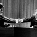 Bobby Fischer y Boris Spassky frente al tablero de ajedrez durante el histórico Mundial de 1972 en Reikiavik.