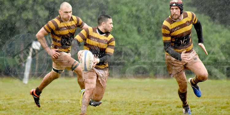 A JUGAR. Agustín Kolomiejec, “Juanbi” Saldaña (con la guinda) y Ramiro Golke, claves en el andamiaje de Tacurú.