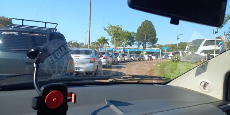 Paso  Fronterizo: fila de taxis y remises para ingresar de Foz a Iguazú /Foto gentiliza Fredy Ríos.