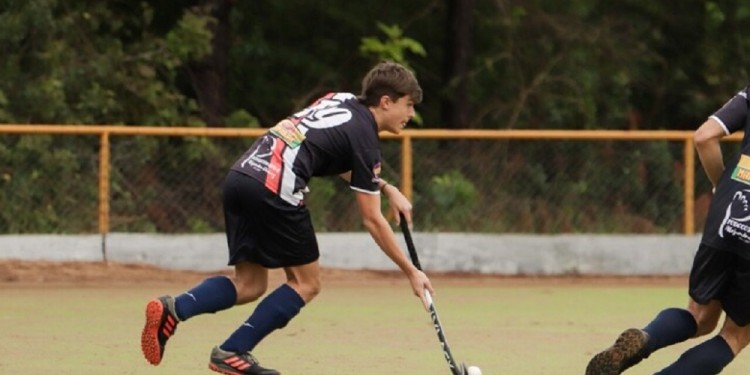EN ACCIÓN. Thiago Cane llevando la bocha en pleno partido. El obereño dijo que cumplirá un sueño al sumarse próximamente al plantel de Los Lobitos.