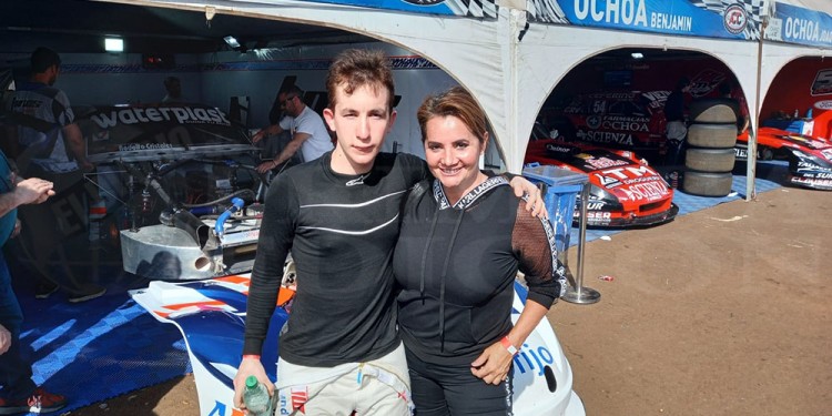 EN EL “ROSAMONTE”. La periodista Nancy Pazos y su hijo Nicanor Santilli Pazos en zona de boxes del autódromo de Posadas, ayer previo a la salida a pista.