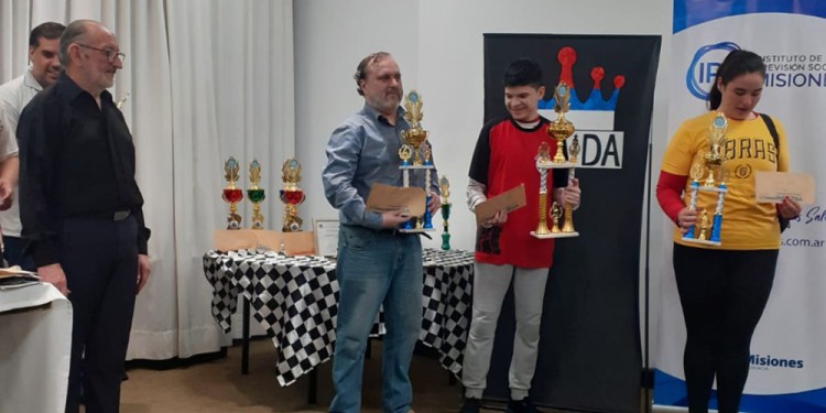 PODIO. En el centro el campeón Melian, a la izquierda de la imagen el subcampeón Kropff y a la derecha Brizzi, tercera.