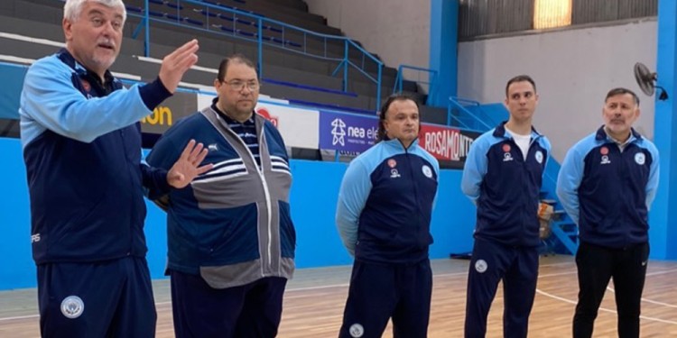 CHARLA. Fabio Demti conversa con su cuerpo técnico y los jugadores.
