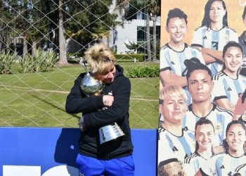 Fútbol femenino: Yamila Rodríguez recibió su trofeo de goleadora