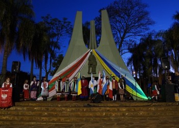 Monumento al símbolo de las tres nacionalidades en Apóstoles