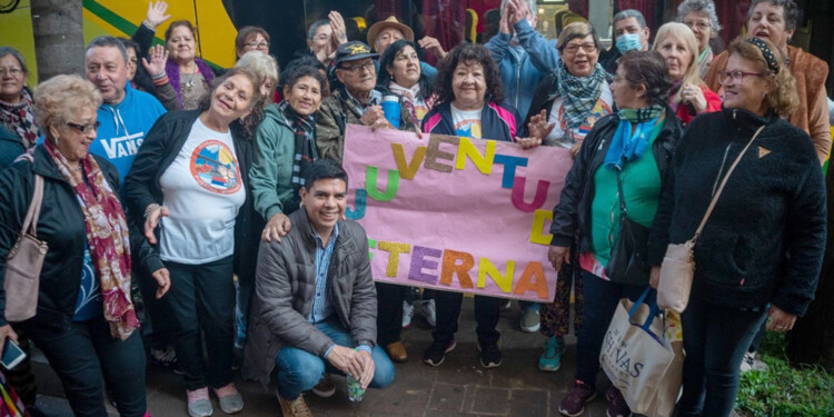 SALIDA. El ministro Meza con un contingente de adultos mayores a punto de viajar a recorrer Misiones.
