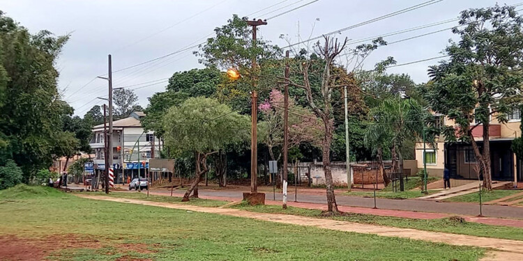 CORREGIR. Los vecinos están contentos con el arreglo del alumbrado público, pero piden que “funcione cuando oscurece, no durante el día entero porque sino no aguantará mucho tiempo”.