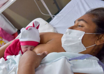 Regresar al trabajo y factores sociales inciden en mantener la lactancia materna