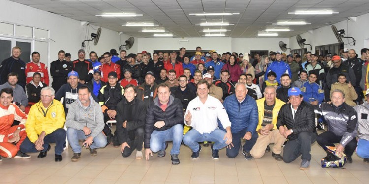 UNA GRAN FAMILIA. Pilotos, navegantes, directivos y colaboradores conforman un grupo humano comprometido con el desarrollo del rally provincial.