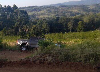 Evadieron control vehicular y abandonaron 63 mil atados de cigarrillos de contrabando