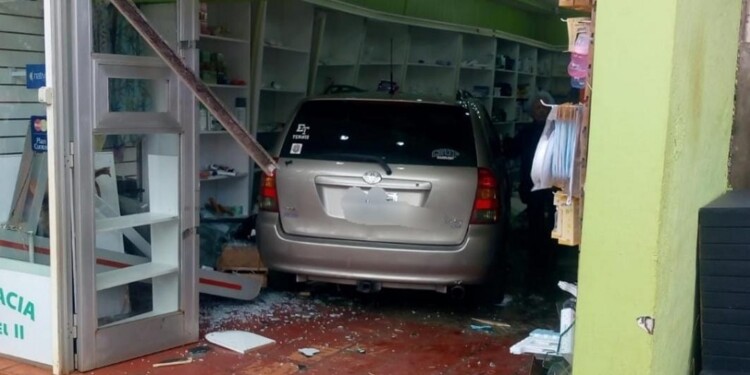 Un auto ingresó a una farmacia y de “milagro” no provocó una tragedia