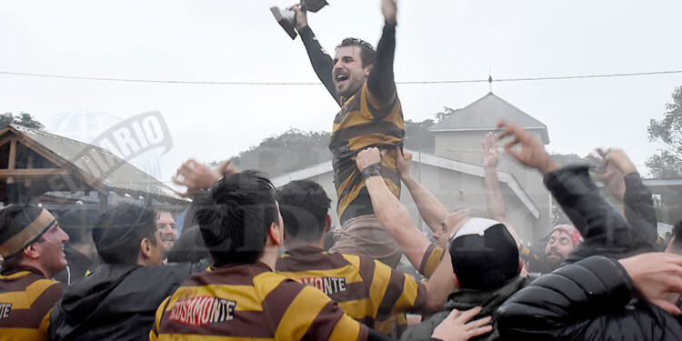 EN LO MÁS ALTO. El capitán Martín Bianchi en andas y con la Copa de campeón del Torneo Regional B del NEA.