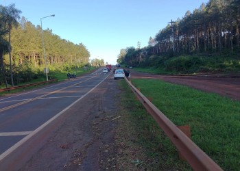 Persiguió y chocó a un motociclista que había pateado su auto
