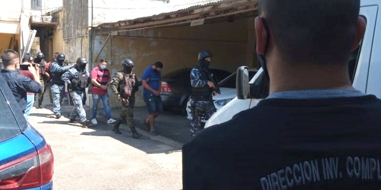 ESPOSADOS Y EN FILA. Los cuatro sospechosos declararon ante el juez de Instrucción 7 de Posadas, Miguel Mattos.