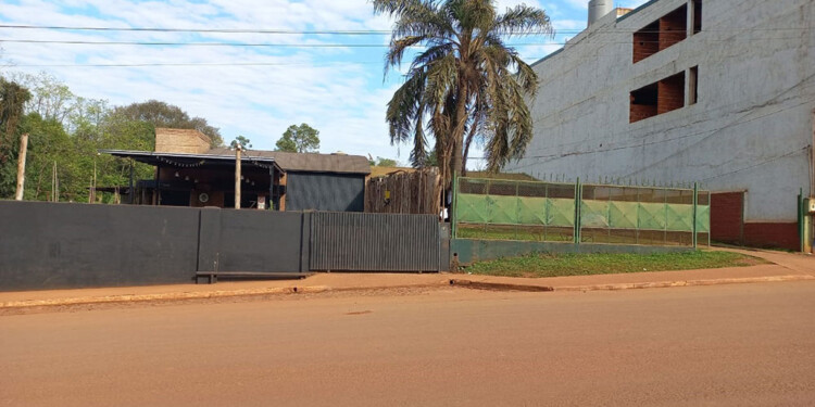 EN PLENO CENTRO. El boliche con patio cervecero está pegado a la casa de un pastor y su familia.