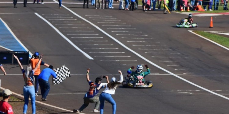 UNA COSTUMBRE. Bose cruza primero la meta, ante los festejos de su equipo. El de San Ignacio sumó tres al hilo. (Fotos D.Recktor/Prensa FeMAD).
