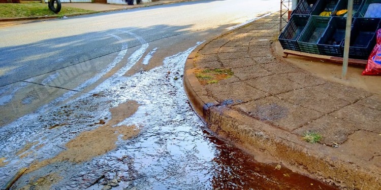 ESQUINA. En el cordón de la vereda quedaron manchas de sangre de Víctor González, que murió horas después.