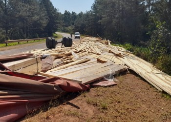 Se le soltó el acoplado y desparramó todo el machimbre sobre el asfalto