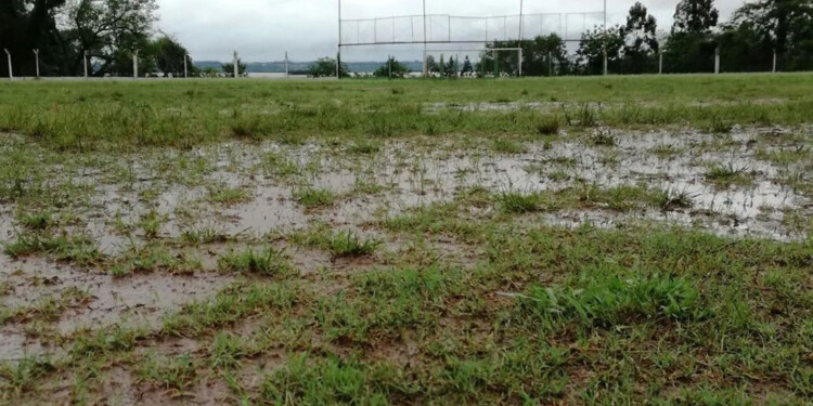 MALAS CONDICIONES. Los campos de juego se inundaron por las lluvias.