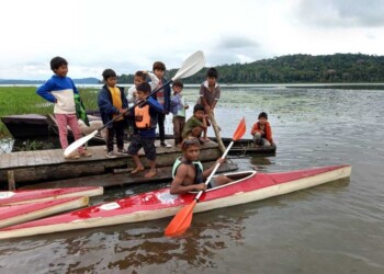 Canotaje: jornada mbya en el río Paraná