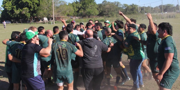CAMPEÓN DEL REGIONAL C. Todo Carayá festeja la obtención del título, el sábado pasado en cancha de Aranduroga. (Foto gentileza Tiempo de Rugby)