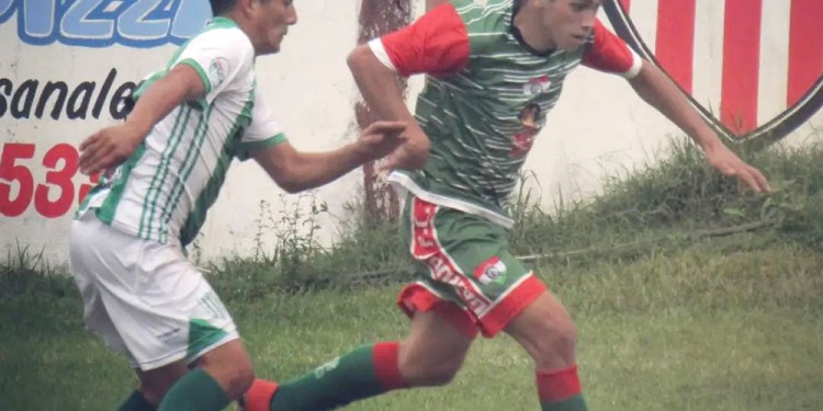 ESCAPA. El volante de Garupá FC deja en el camino a su rival de Yacutinga. (Foto: Gentileza Prensa Garupá FC)