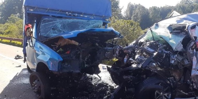 VIOLENTO IMPACTO. Los dos vehículos involucrados en el choque frontal donde perdieron la vida cuatro personas.