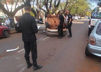 Impactó contra un vehículo estacionado y volcó en Oberá
