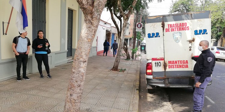 LLEGARON EN LIBERTAD. La camioneta del SPP retiró esposados y sentenciados a los jóvenes, tras cuatro jornadas de debate sobre calle San Martín.