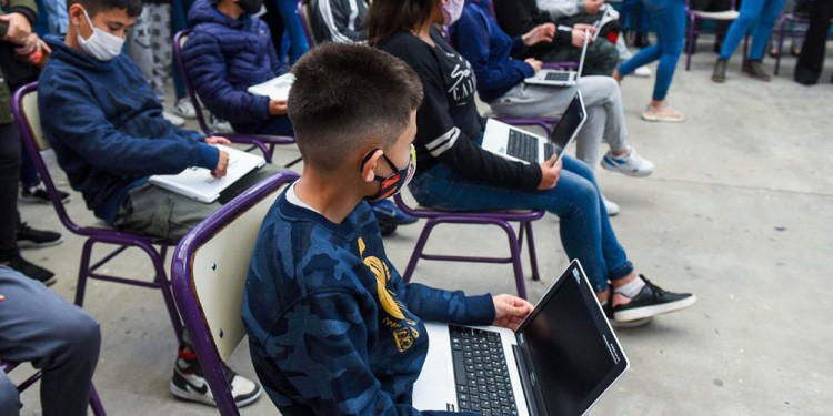 600.000. Perczyk aseguró que se entregarán las computadoras previstas.