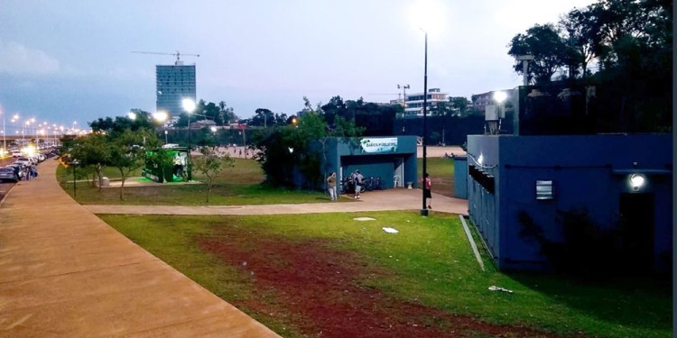 ESCENA. Los hermanos disfrutaban de una exposición en la plaza seca, fueron al baño y allí identificaron al ladrón.
