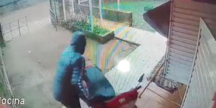 CAPTADO. La cámara de seguridad en la vivienda del último robo de una motocicleta, en el barrio Ñu Porá (Garupá).