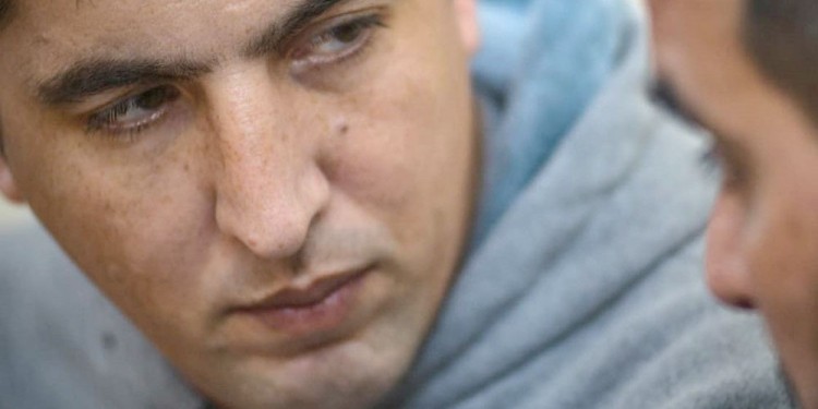 CONDENADO. Alejandro Esteche escuchó la sentencia a prisión perpetua en silencio y con la mirada en su abogado.