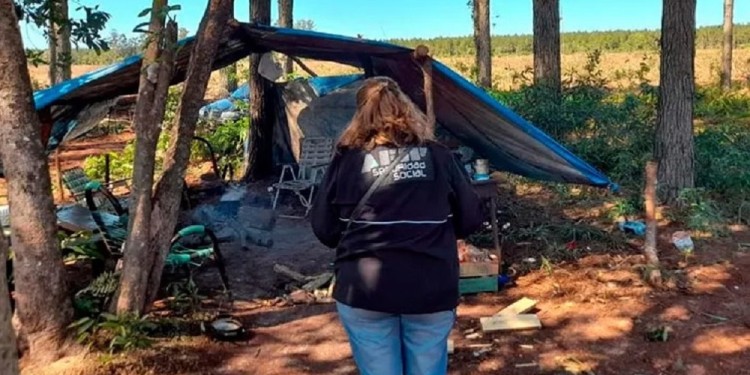 DETALLES. Los trabajadores “cocinaban y comían en una carpa” sin contar con “electricidad ni botiquín de primeros auxilios en el lugar”, remarcaron.