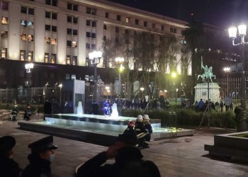 Incidentes en Casa Rosada: manifestantes arrojaron antorchas y piedras
